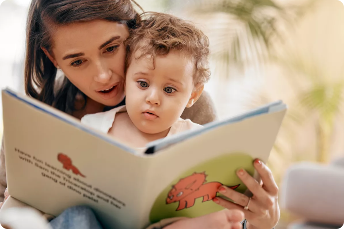 Moeder leest voor baby