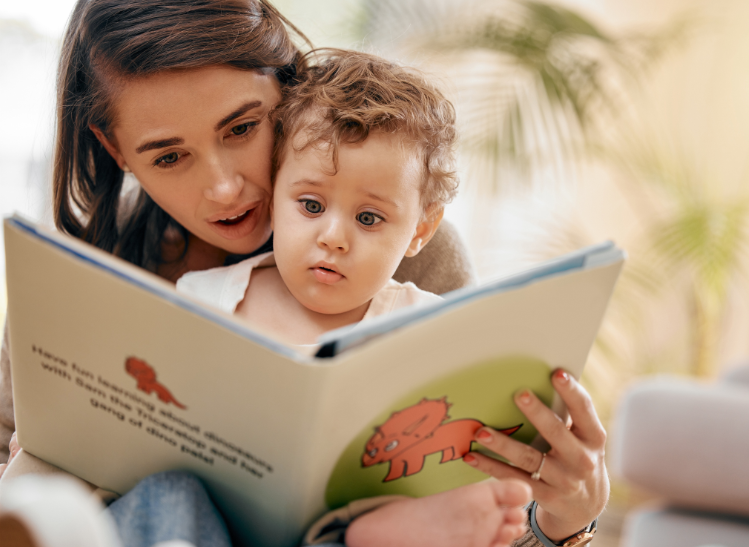 Moeder leest voor aan kind