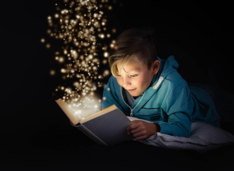 Ouder leest prentenboek voor
