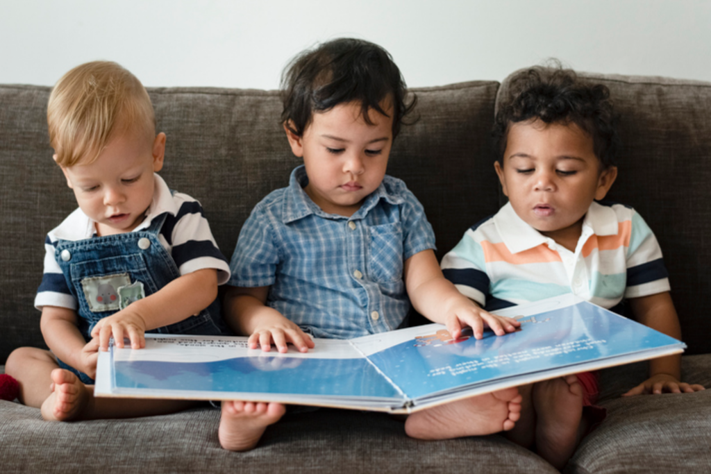 Kind leest een boek