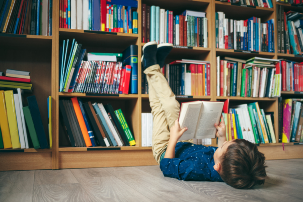 Kind leest een boek